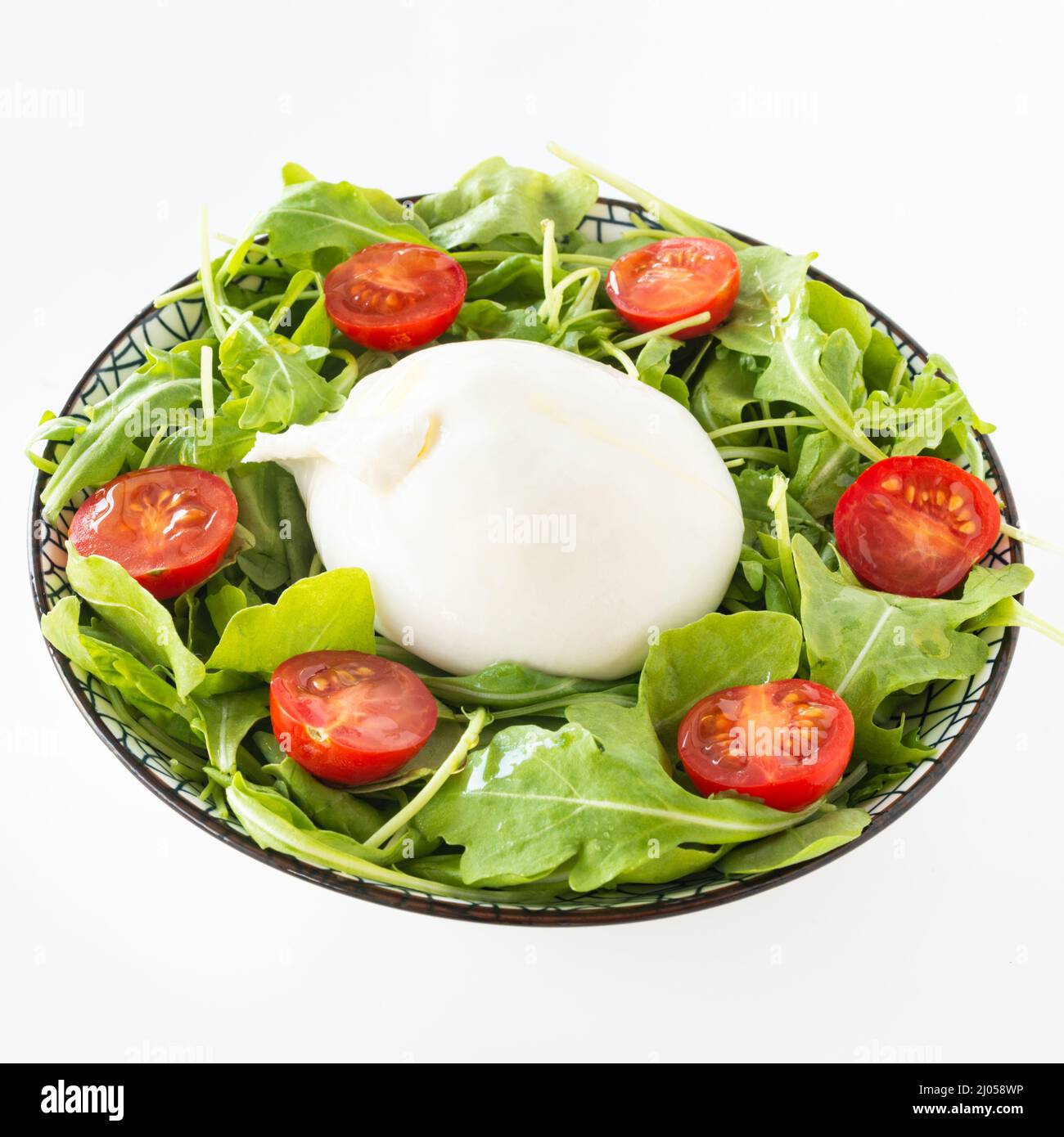 Salade burrata de style italien isolée sur blanc Banque D'Images