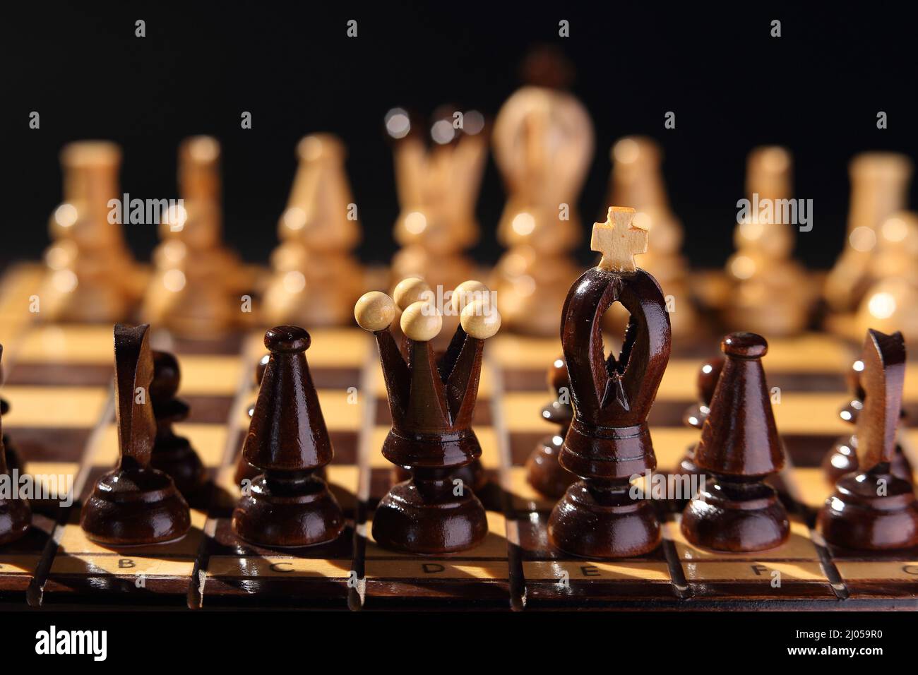 chessboard et jeu d'échecs en bois Banque D'Images