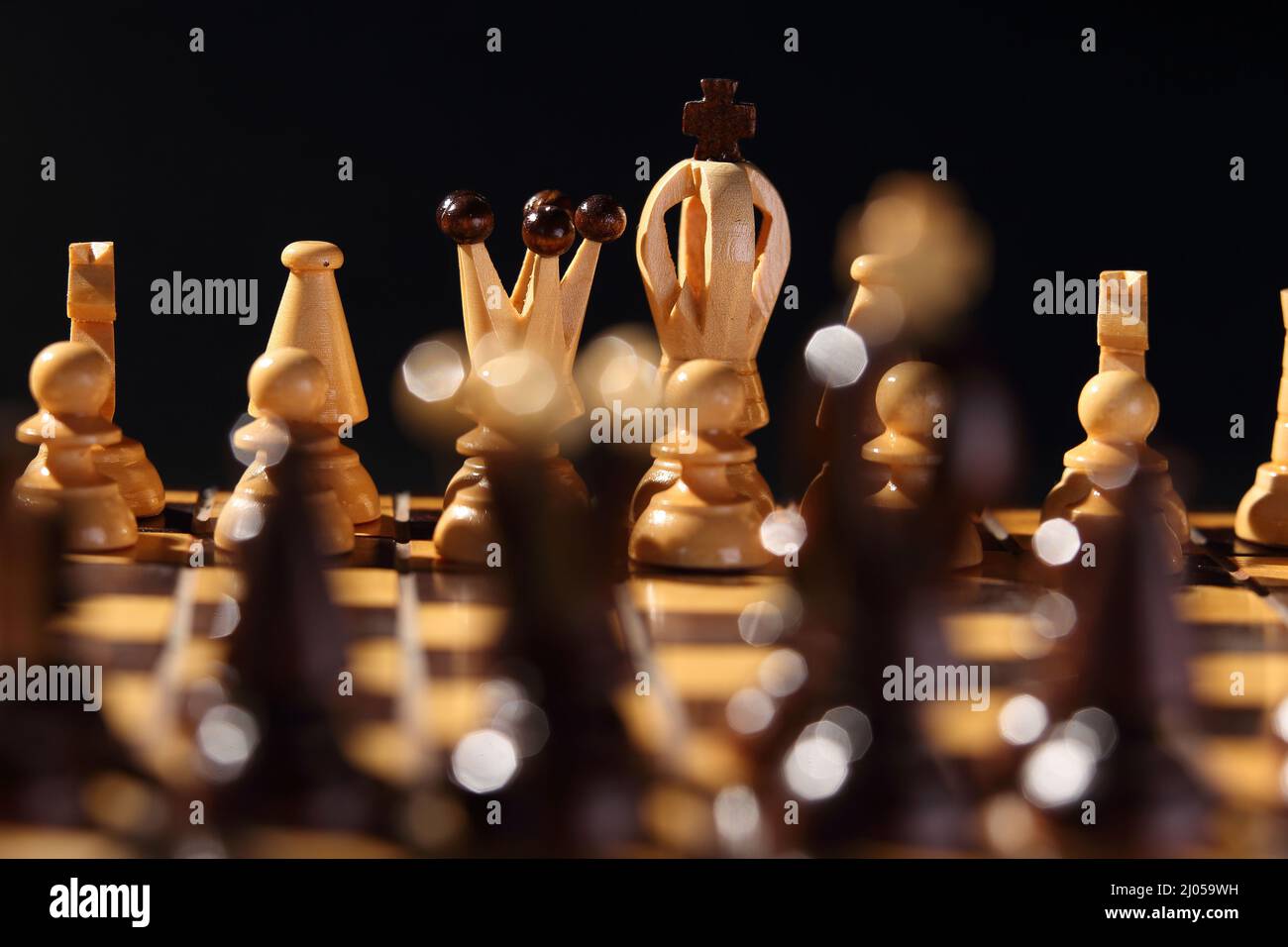 chessboard et jeu d'échecs en bois Banque D'Images