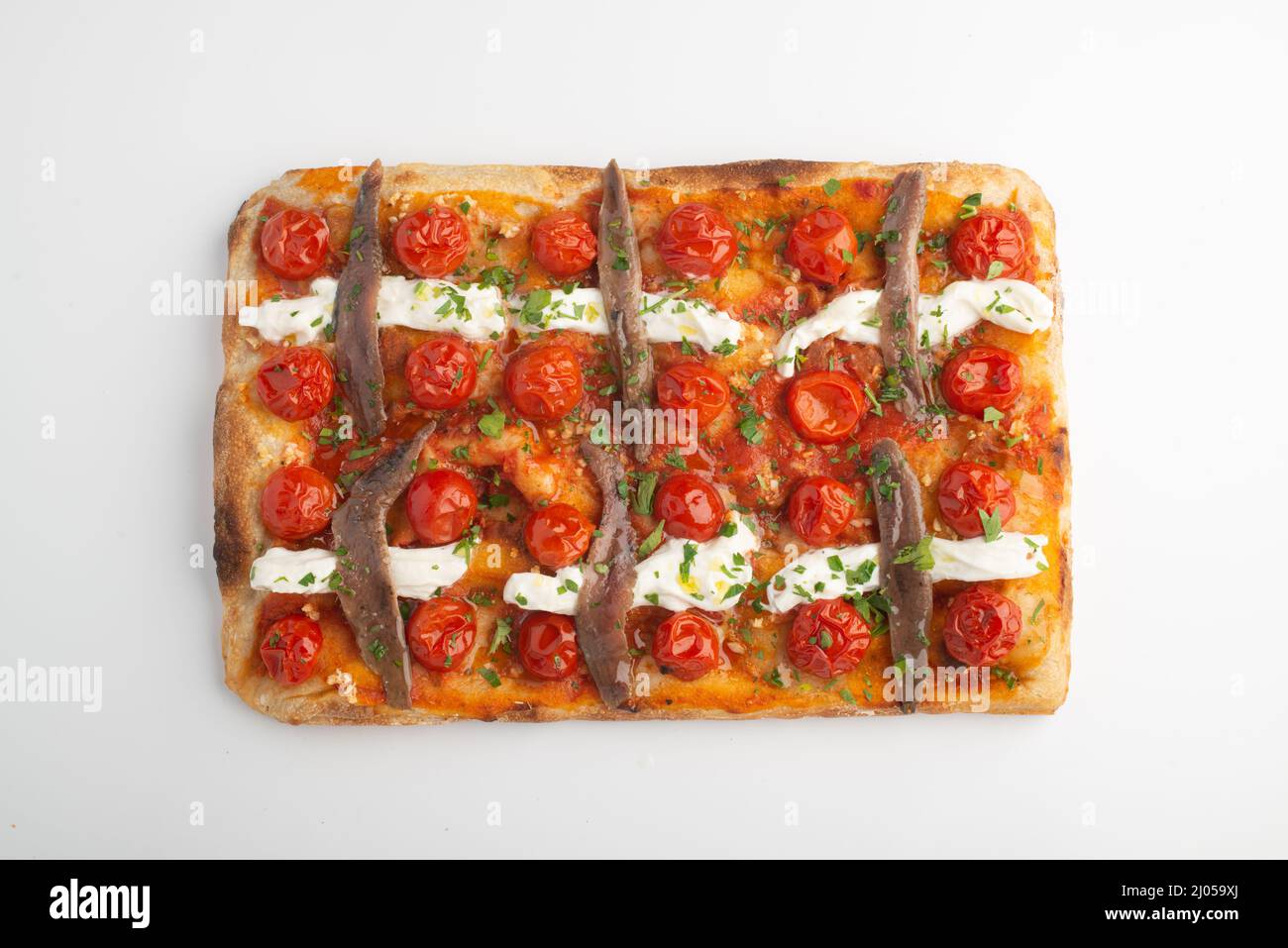 Bour Dough Pizza Taglio avec anchois isolé sur fond blanc Banque D'Images