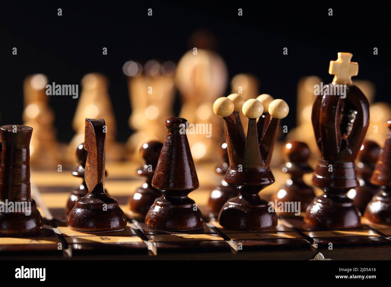 chessboard et jeu d'échecs en bois Banque D'Images