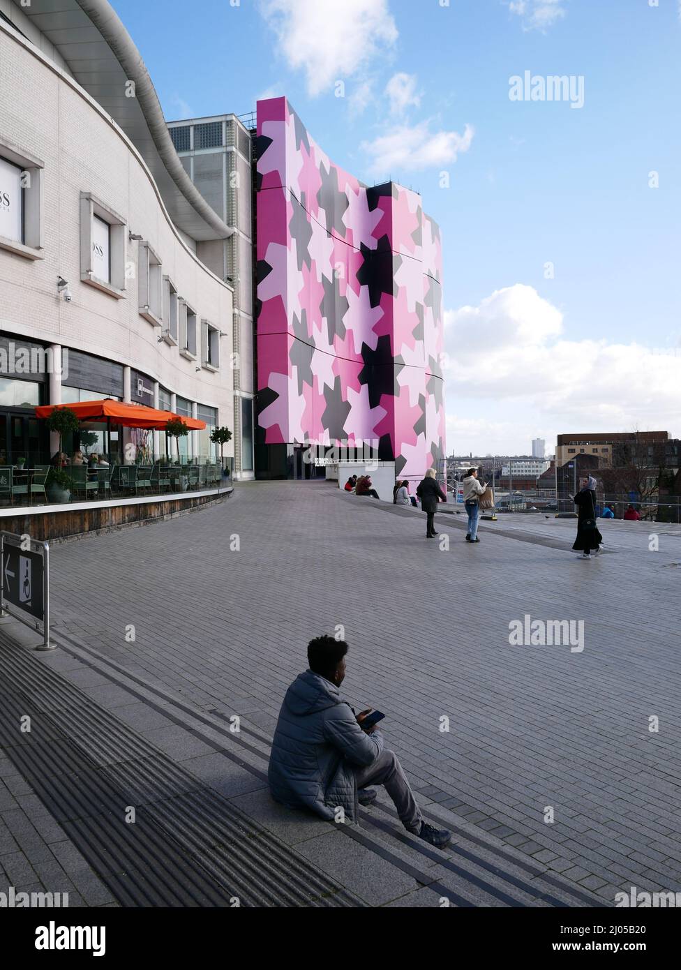 Grande banderole d'échafaudage recouvrant une partie du centre Bullring pendant le réaménagement. Birmingham, Royaume-Uni Banque D'Images