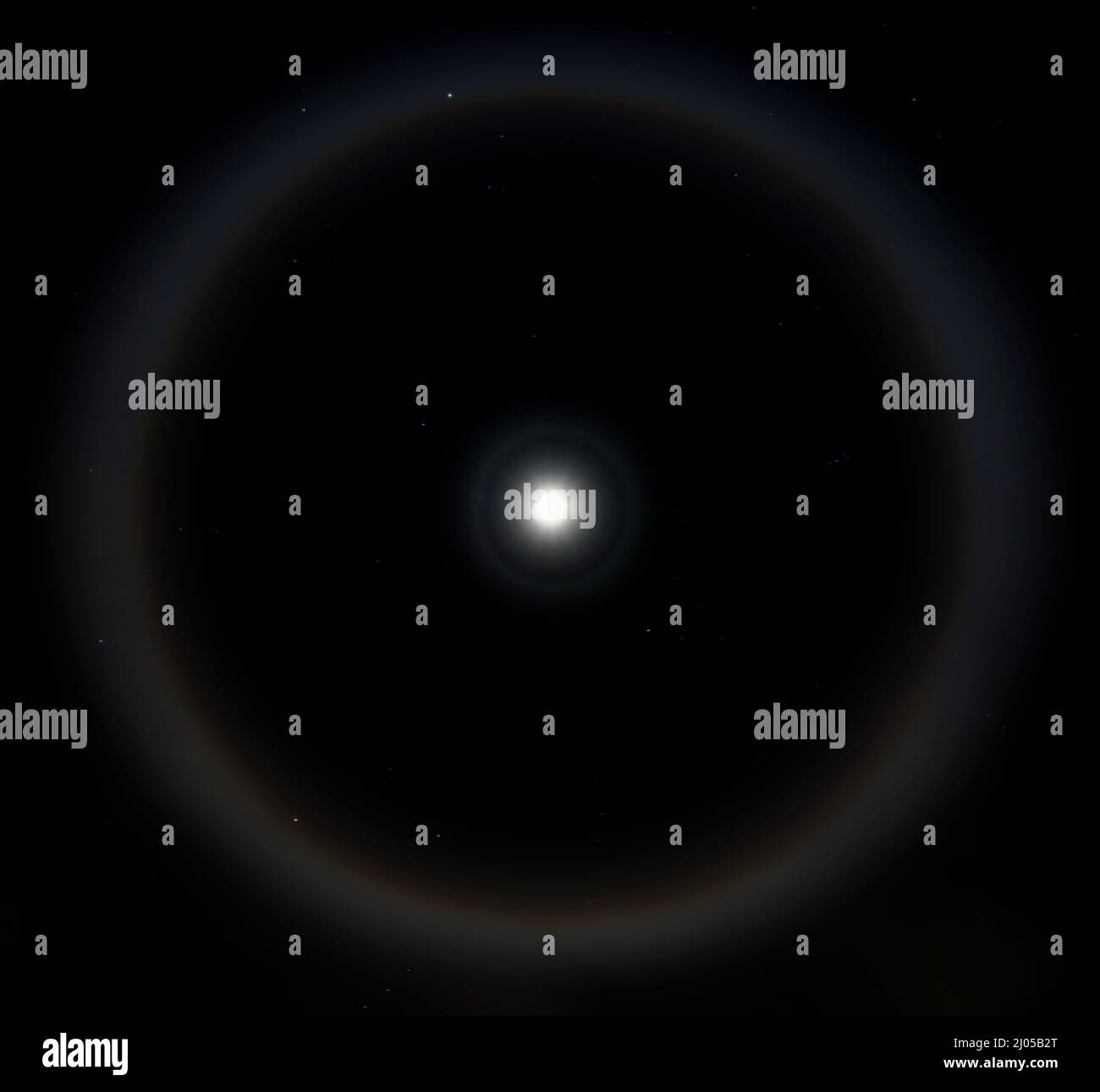 Moon halo phénomène. Anneau lumineux autour de la lune. Étonnant et mystérieux phénomène astronomique sur le ciel de nuit Banque D'Images