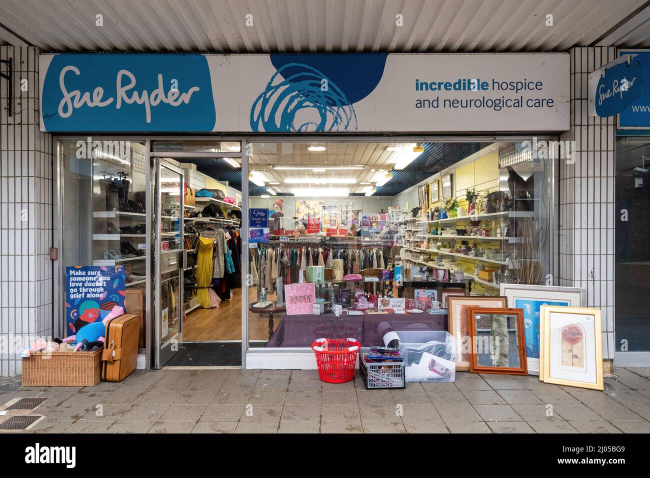 Sue Ryder Charity Shop, un magasin de bienfaisance de soutien aux soins palliatifs, neurologiques et aux deuil, à Camberley, Surrey, Royaume-Uni Banque D'Images