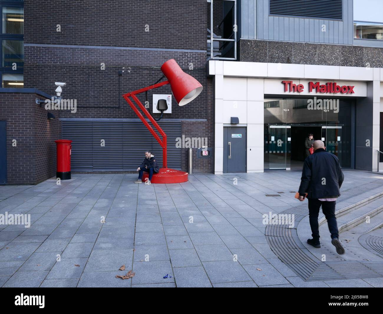 Lampe de bureau rouge géant d'art de rue originale au centre commercial et de style de vie de Mailbox, Birmingham, Royaume-Uni Banque D'Images