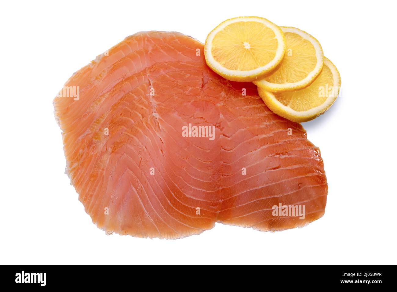 Tranches de saumon fumé avec tranches de citron isolées sur fond blanc, vue de dessus, plat Banque D'Images