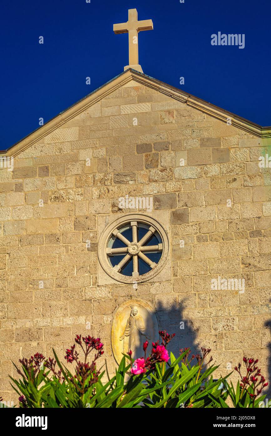 Eglise St George dans la ville de Primosten, une destination touristique sur la côte dalmate de la mer Adriatique en Croatie, Europe. Banque D'Images
