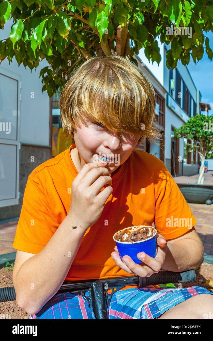 Cute boy bénéficie de la crème glacée en été Banque D'Images