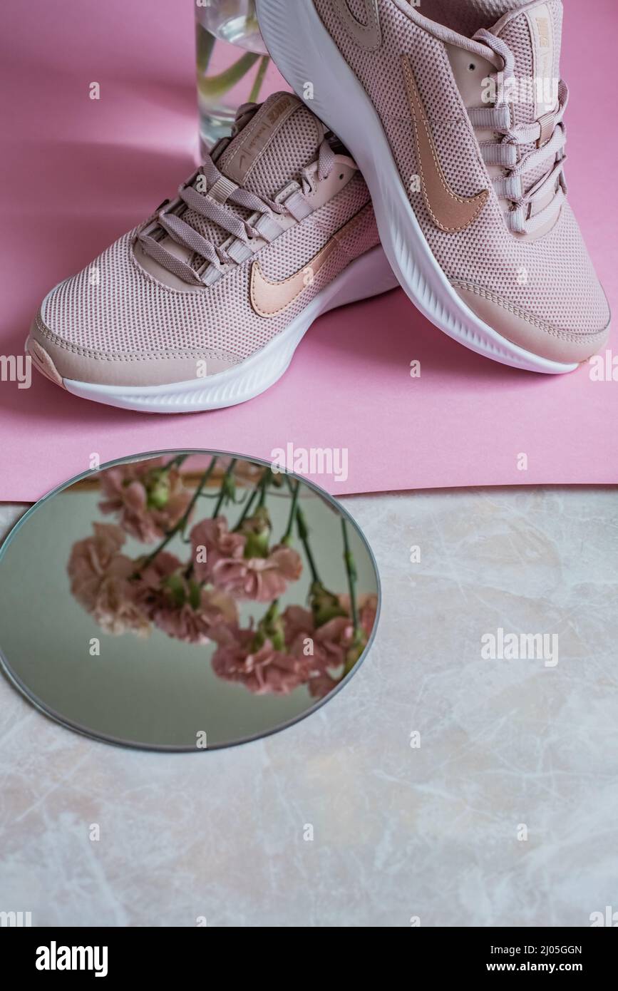 Pink nike sneakers Banque de photographies et d'images à haute résolution -  Alamy