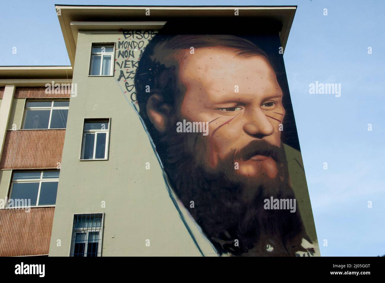 Fuorigrotta, Italie. 16th mars 2022. Murale représentant le visage de l'écrivain et philosophe russe Fedor Dostoevskij, créé par l'artiste Jorit Agoch sur les murs de l'institut technique industriel de Righi à Fuorigrotta. Fuorigrotta, Italie, 16 mars 2022. (Photo par Vincenzo Izzo/Sipa USA) crédit: SIPA USA/Alay Live News Banque D'Images