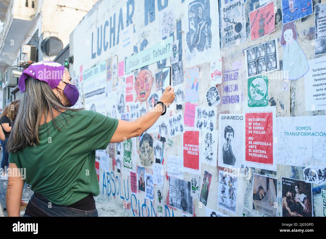 CABA, Buenos Aires, Argentine; 8 mars 2022: Grève féministe internationale. Jeune femme avec un foulard violet, symbole de la lutte féministe, prenant Banque D'Images