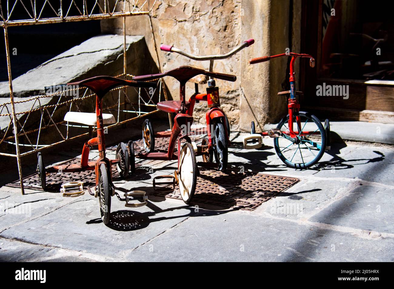 Vélo pour enfants à 3 roues, vélo à trois roues dans une boutique de Rome, Italie. Banque D'Images