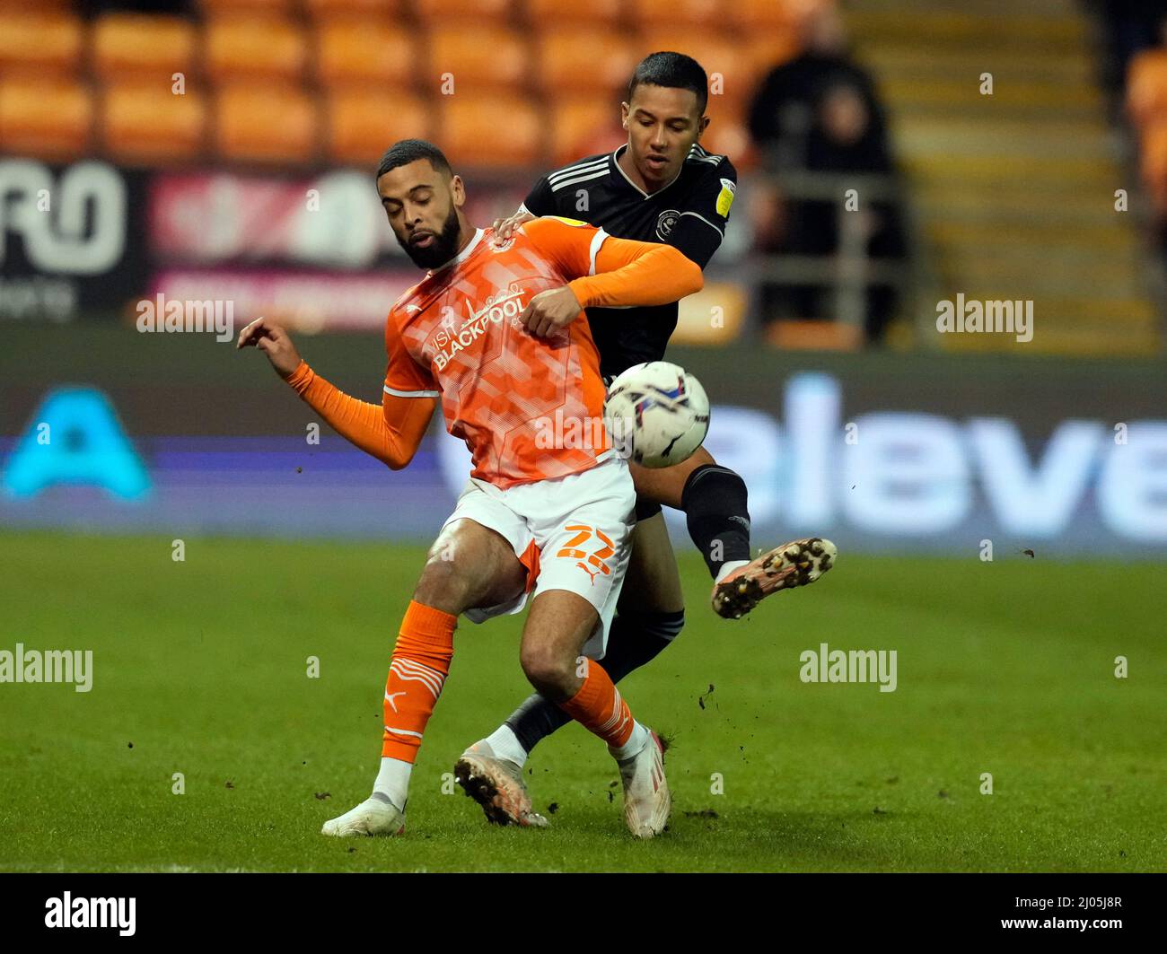 Blackpool, Angleterre, 16th mars 2022. CJ Hamilton de Blackpool défié par Kyron Gordon de Sheffield Utd lors du match de championnat Sky Bet à Bloomfield Road, Blackpool. Crédit photo devrait se lire: Andrew Yates / Sportimage crédit: Sportimage / Alay Live News Banque D'Images