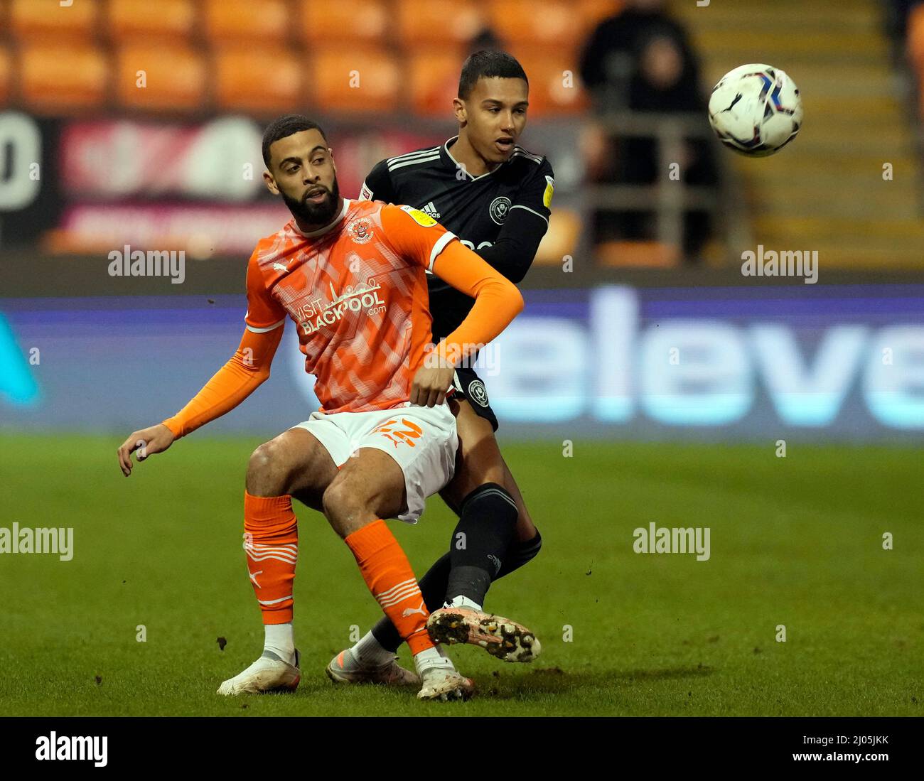 Blackpool, Angleterre, 16th mars 2022. CJ Hamilton de Blackpool défié par Kyron Gordon de Sheffield Utd lors du match de championnat Sky Bet à Bloomfield Road, Blackpool. Crédit photo devrait se lire: Andrew Yates / Sportimage crédit: Sportimage / Alay Live News Banque D'Images