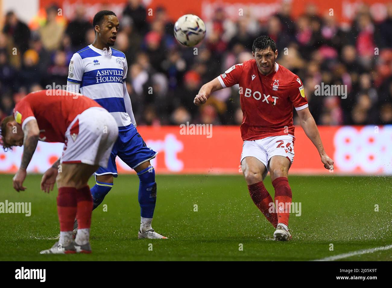 NOTTINGHAM, ROYAUME-UNI. 16th MARS Scott McKenna de Nottingham Forest joue en avant lors du match de championnat Sky Bet entre Nottingham Forest et Queens Park Rangers au City Ground, à Nottingham, le mercredi 16th mars 2022. (Credit: Jon Hobley | MI News) Credit: MI News & Sport /Alay Live News Banque D'Images