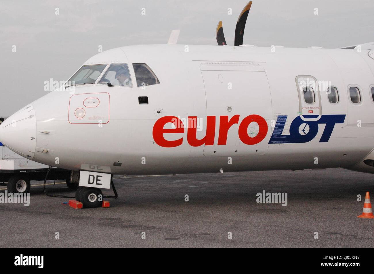 Passagers à bord de la compagnie aérienne polonaise Eurolot aéroport de Poznan Poznan Pologne .(photo de Francis Dean/Dean Pictures) Banque D'Images