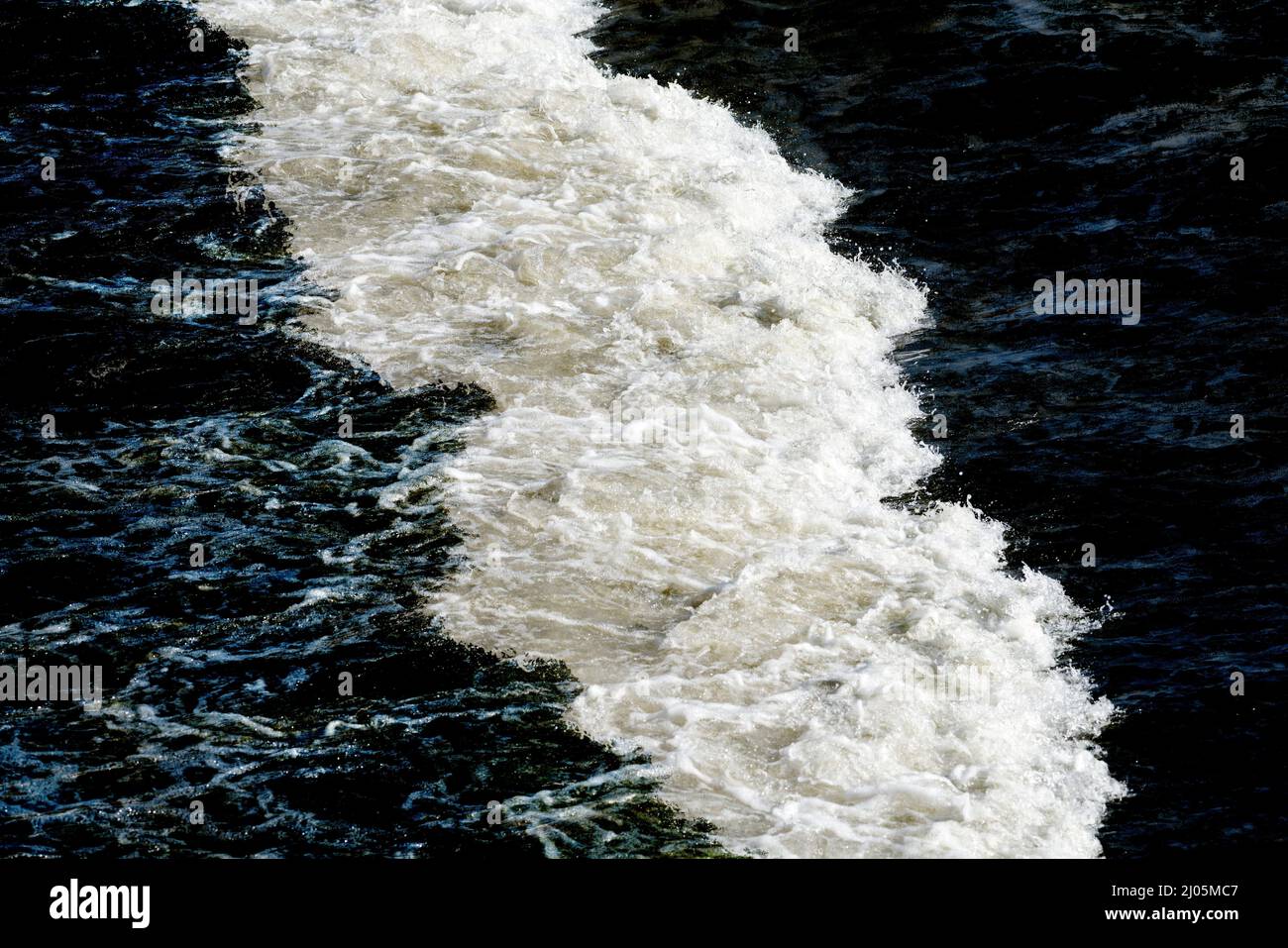 Eau de stationnement, rivière Werra, Hannoversch Münden, Basse-Saxe, Allemagne, L'Europe, numériquement altérée Banque D'Images