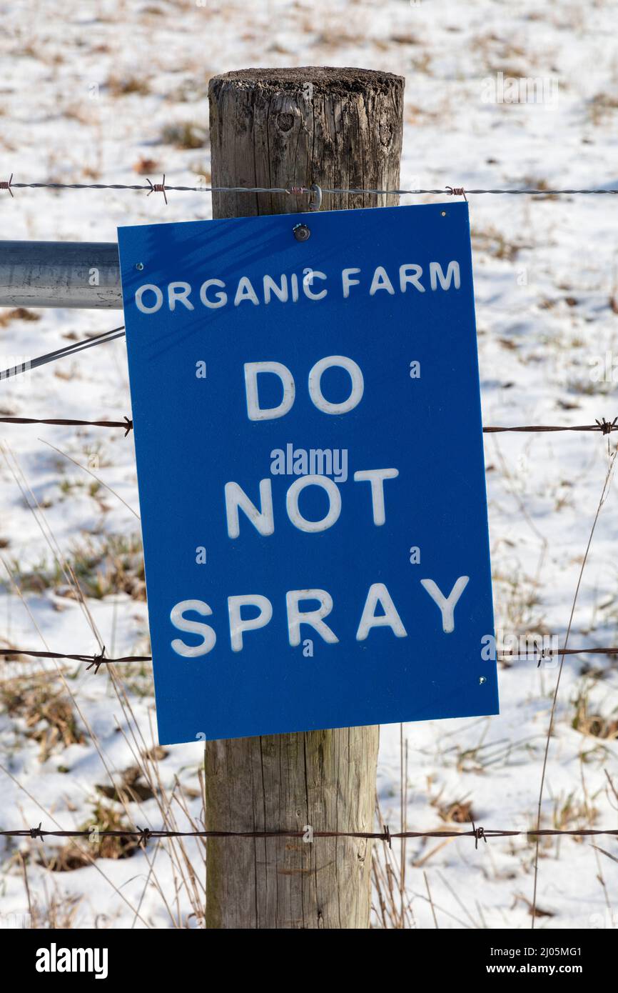 Panneau, 'ne pas vaporiser', ferme biologique, Amish Farming, N Indiana, USA, par James D Coppinger/Dembinsky photo Assoc Banque D'Images