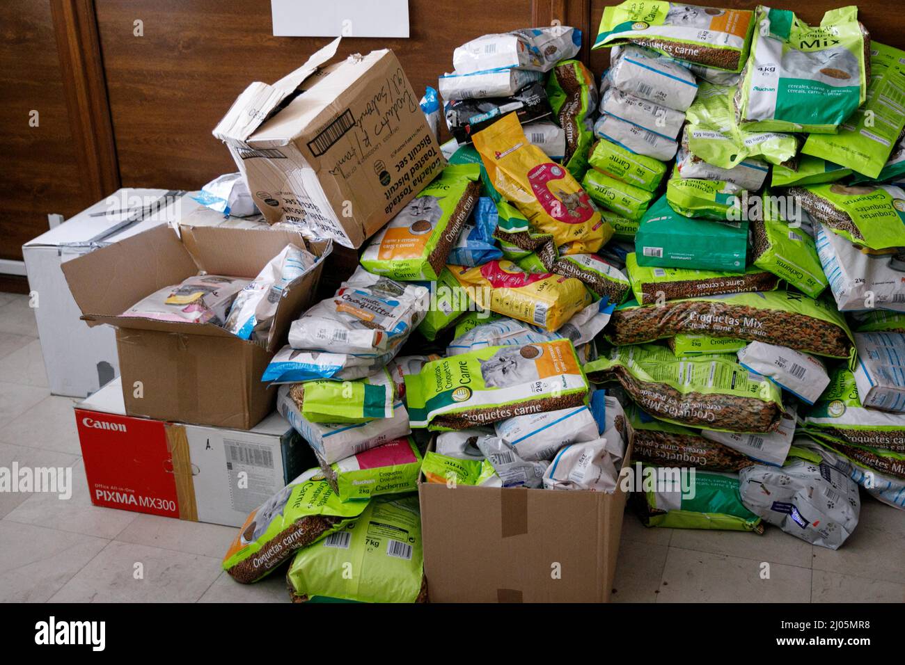 Des milliers de boîtes d'aliments non périssables donnés et d'autres articles de la maison --même des aliments pour animaux de compagnie -- sont stockées dans l'un des nombreux grands immeubles de bureaux à Odessa. Le stockage de nourriture et d'autres fournitures nécessaires, tant pour les civils que pour les combattants, a presque complètement remplacé la vie professionnelle quotidienne à Odessa, en Ukraine, le 15 mars 2022. (Photo de John Rudoff/Sipa USA) crédit: SIPA USA/Alay Live News Banque D'Images