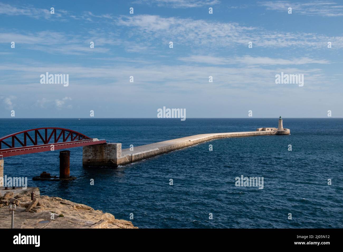 Brise-lames de Saint-Elmo, pont et phare, entrée du Grand Port, Valette, Malte, 2 décembre 2019. Banque D'Images