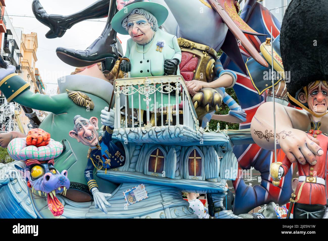 Valence, Espagne. 16th mars 2022. Charles Philip Arthur George (L), héritier du trône du Royaume-Uni et de sa mère Elizabeth Alexandra Mary (Elizabeth II) (C) du Royaume-Uni, monarque britannique actuel, vu à un monument satirique dans une Falla à Valence. La fête de Fallas revient à la normale après deux ans de pandémie sans avoir lieu à sa date initiale en mars. (Photo de Xisco Navarro/SOPA Images/Sipa USA) crédit: SIPA USA/Alay Live News Banque D'Images