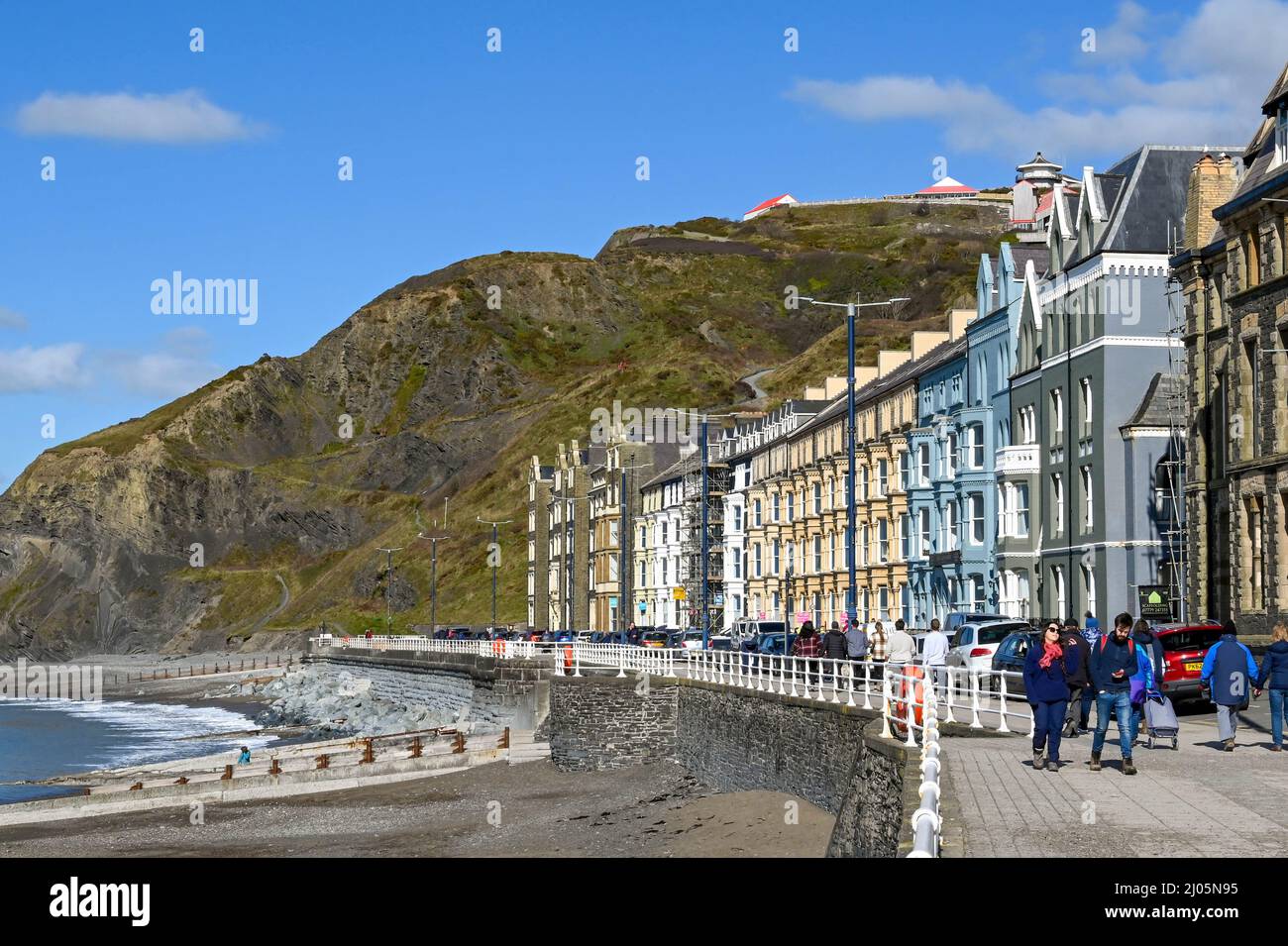 Aberystwyth, pays de Galles - mars 2022 : rangée de maisons traditionnelles en terrasse sur le front de mer de la ville. Banque D'Images