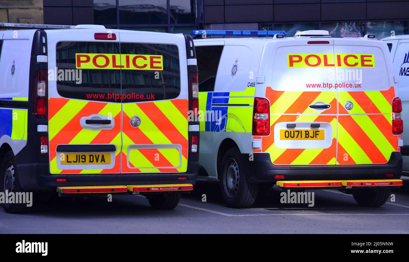 Voitures ou véhicules de la police des transports britannique garés dans le centre de Manchester, en Angleterre, au Royaume-Uni Banque D'Images