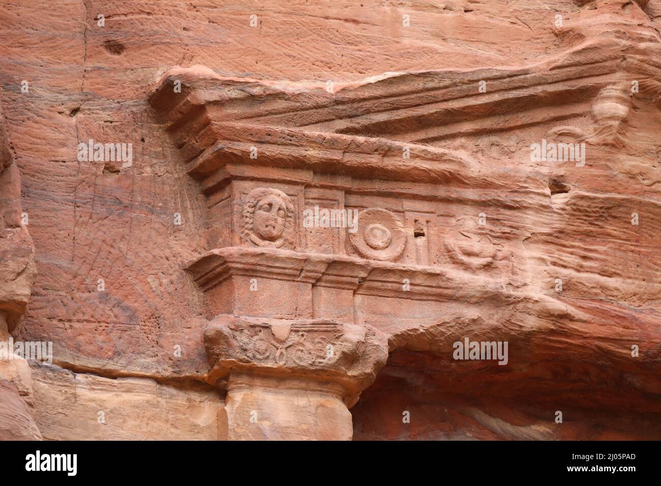 Détail de la façade du lion triclinium à Petra Banque D'Images