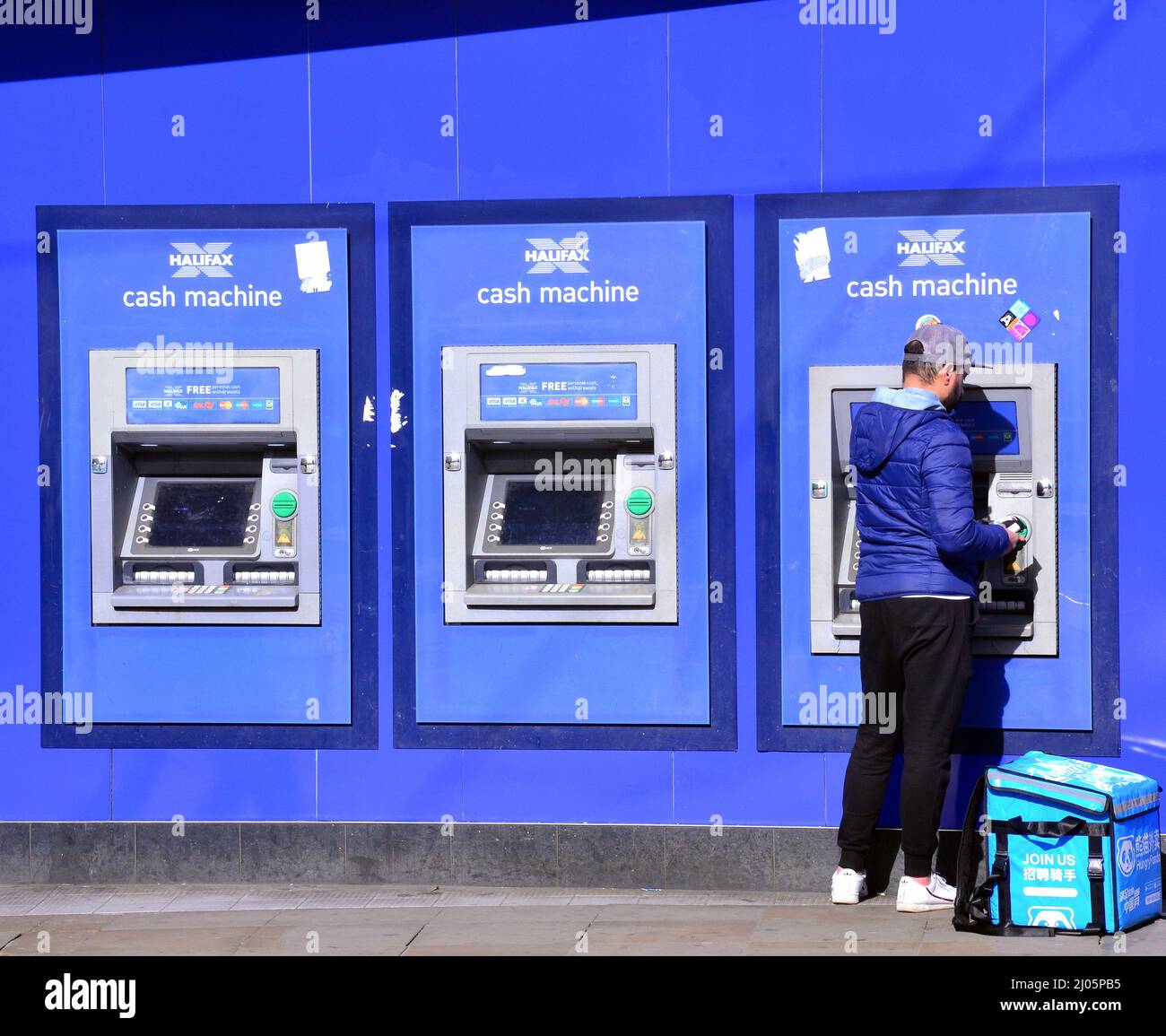 Une personne utilise un guichet automatique ou un guichet automatique de Halifax à Piccadilly, dans le centre de Manchester, au Royaume-Uni Banque D'Images