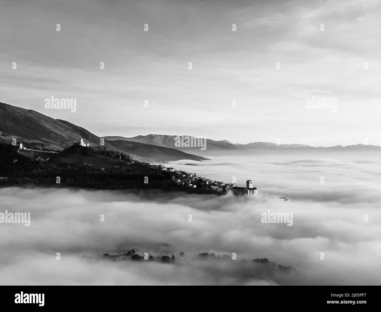 Vue de drone d'Assise Ombrie Italie au-dessus d'une mer de brouillard Banque D'Images