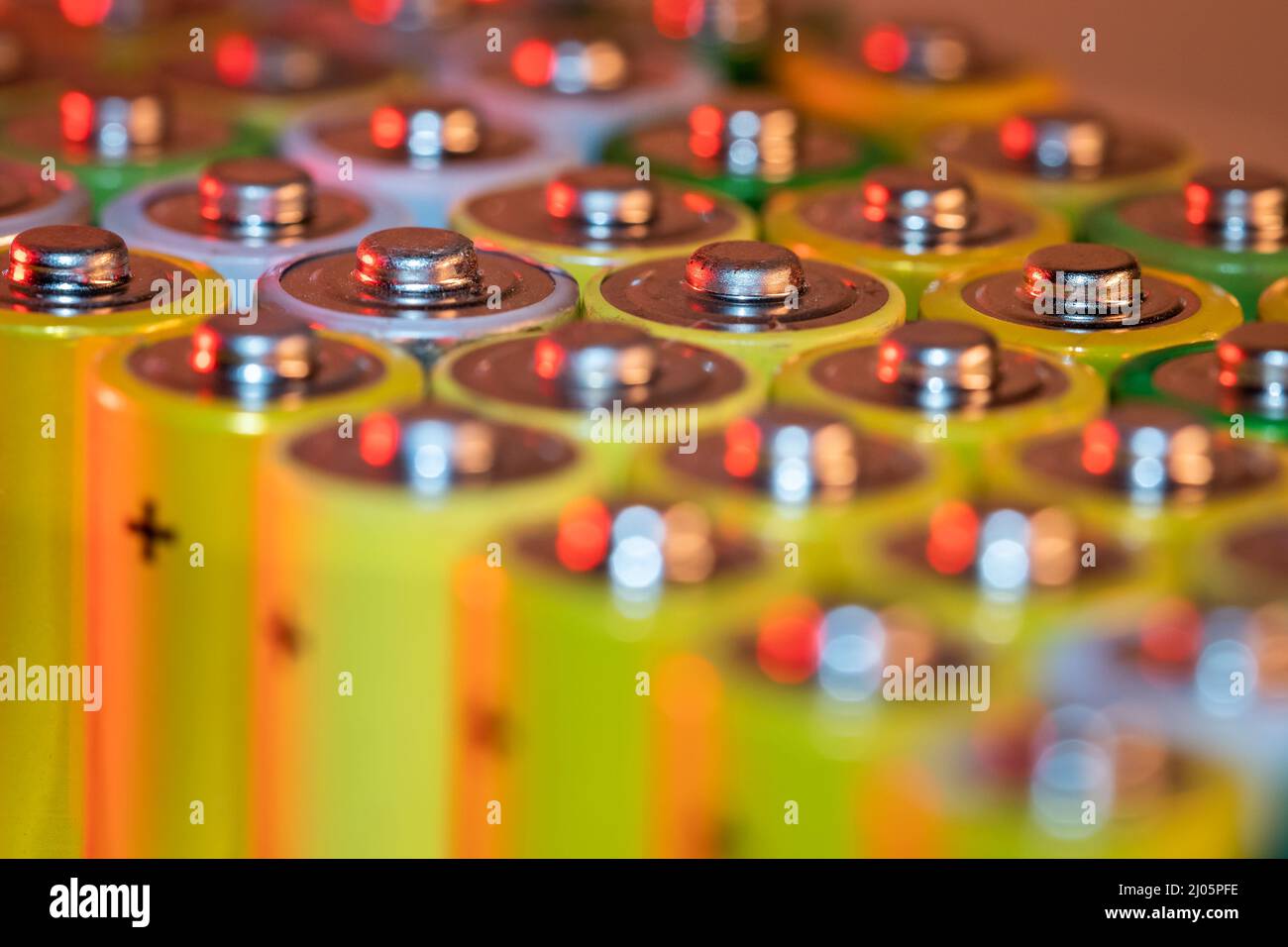 Gros plan des extrémités positives des piles déchargées, tailles AA, prise de vue macro, mise au point sélective. Batterie usagée Banque D'Images