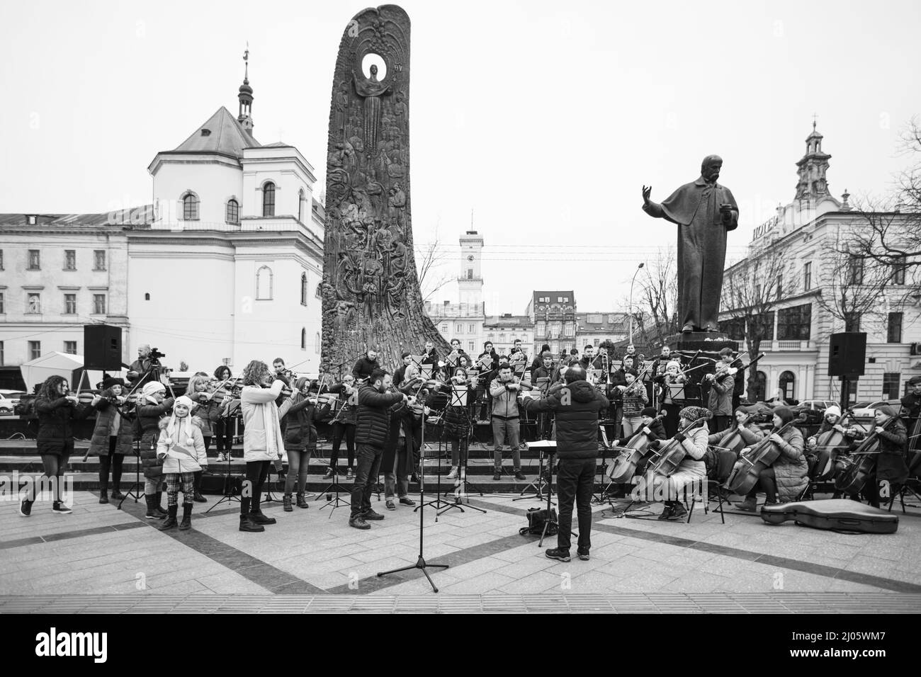 Lviv, Ukraine - 16 mars 2022 : L'Orchestre symphonique INSO-Lviv de la Société nationale de Philharmonie de Lviv s'est produit sur l'avenue Svobody à Lviv dans le cadre du Banque D'Images