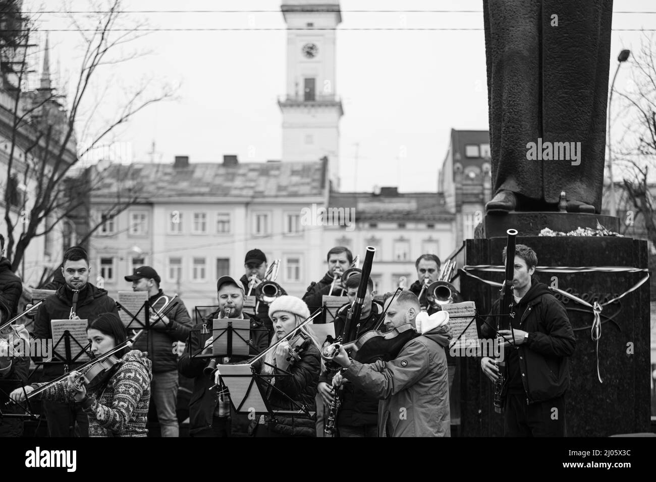 Lviv, Ukraine - 16 mars 2022 : L'Orchestre symphonique INSO-Lviv de la Société nationale de Philharmonie de Lviv s'est produit sur l'avenue Svobody à Lviv dans le cadre du Banque D'Images