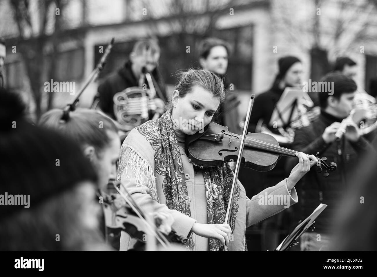 Lviv, Ukraine - 16 mars 2022 : L'Orchestre symphonique INSO-Lviv de la Société nationale de Philharmonie de Lviv s'est produit sur l'avenue Svobody à Lviv dans le cadre du Banque D'Images