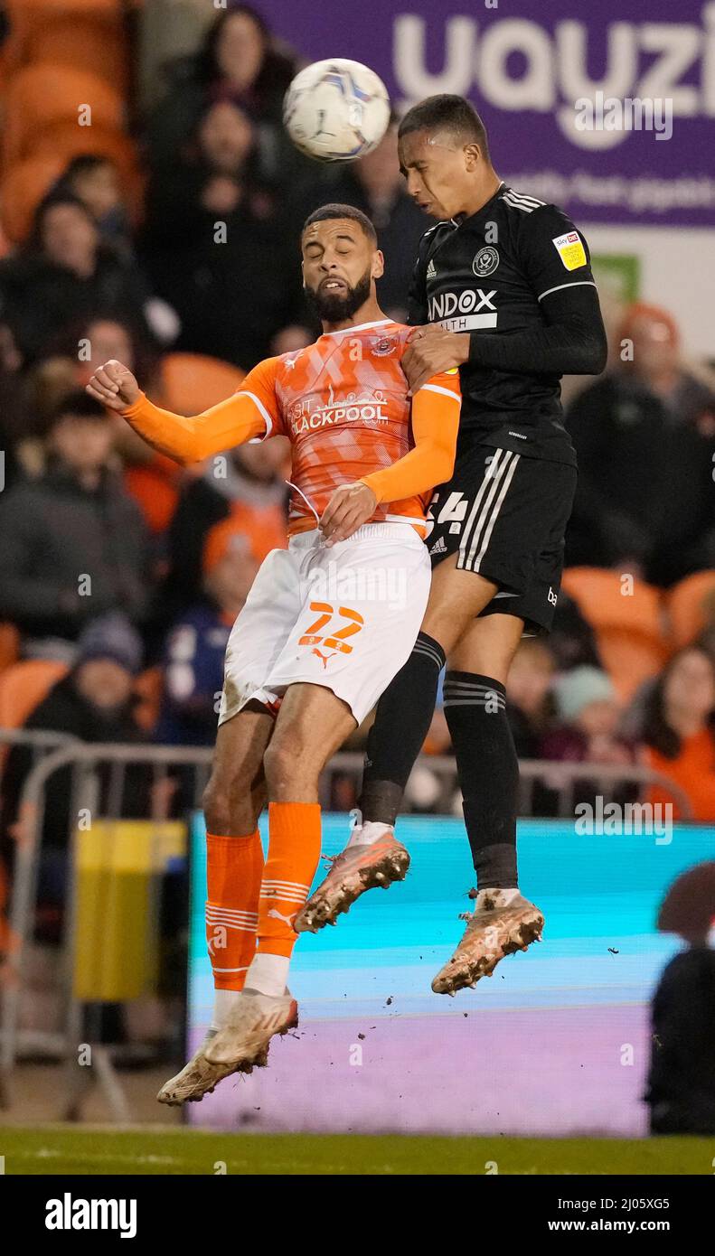 Blackpool, Angleterre, 16th mars 2022. CJ Hamilton de Blackpool défié par Kyron Gordon de Sheffield Utd lors du match de championnat Sky Bet à Bloomfield Road, Blackpool. Crédit photo devrait se lire: Andrew Yates / Sportimage crédit: Sportimage / Alay Live News Banque D'Images