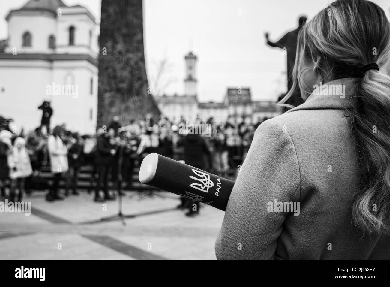 Lviv, Ukraine - 16 mars 2022 : L'Orchestre symphonique INSO-Lviv de la Société nationale de Philharmonie de Lviv s'est produit sur l'avenue Svobody à Lviv dans le cadre du Banque D'Images