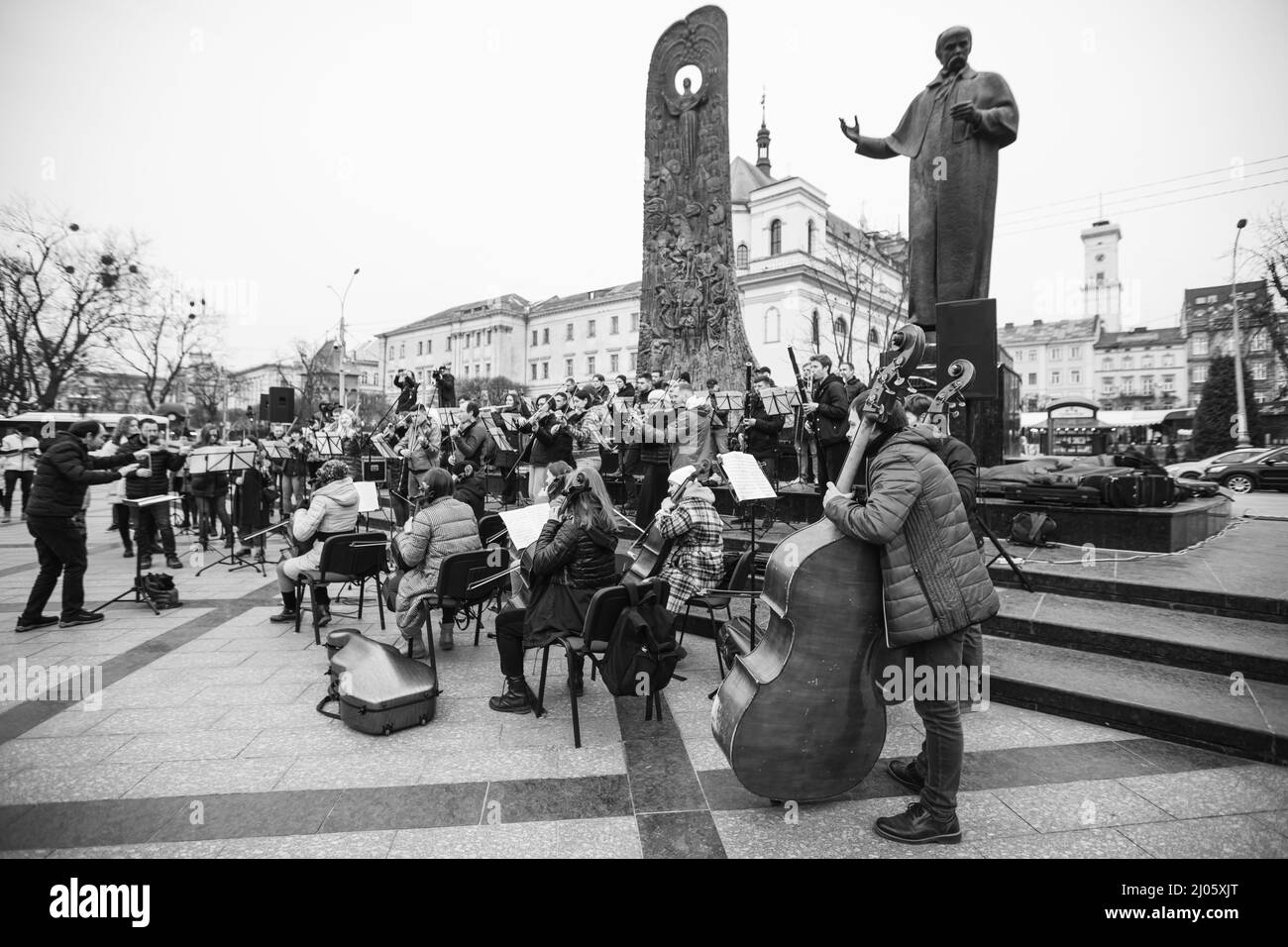 Lviv, Ukraine - 16 mars 2022 : L'Orchestre symphonique INSO-Lviv de la Société nationale de Philharmonie de Lviv s'est produit sur l'avenue Svobody à Lviv dans le cadre du Banque D'Images