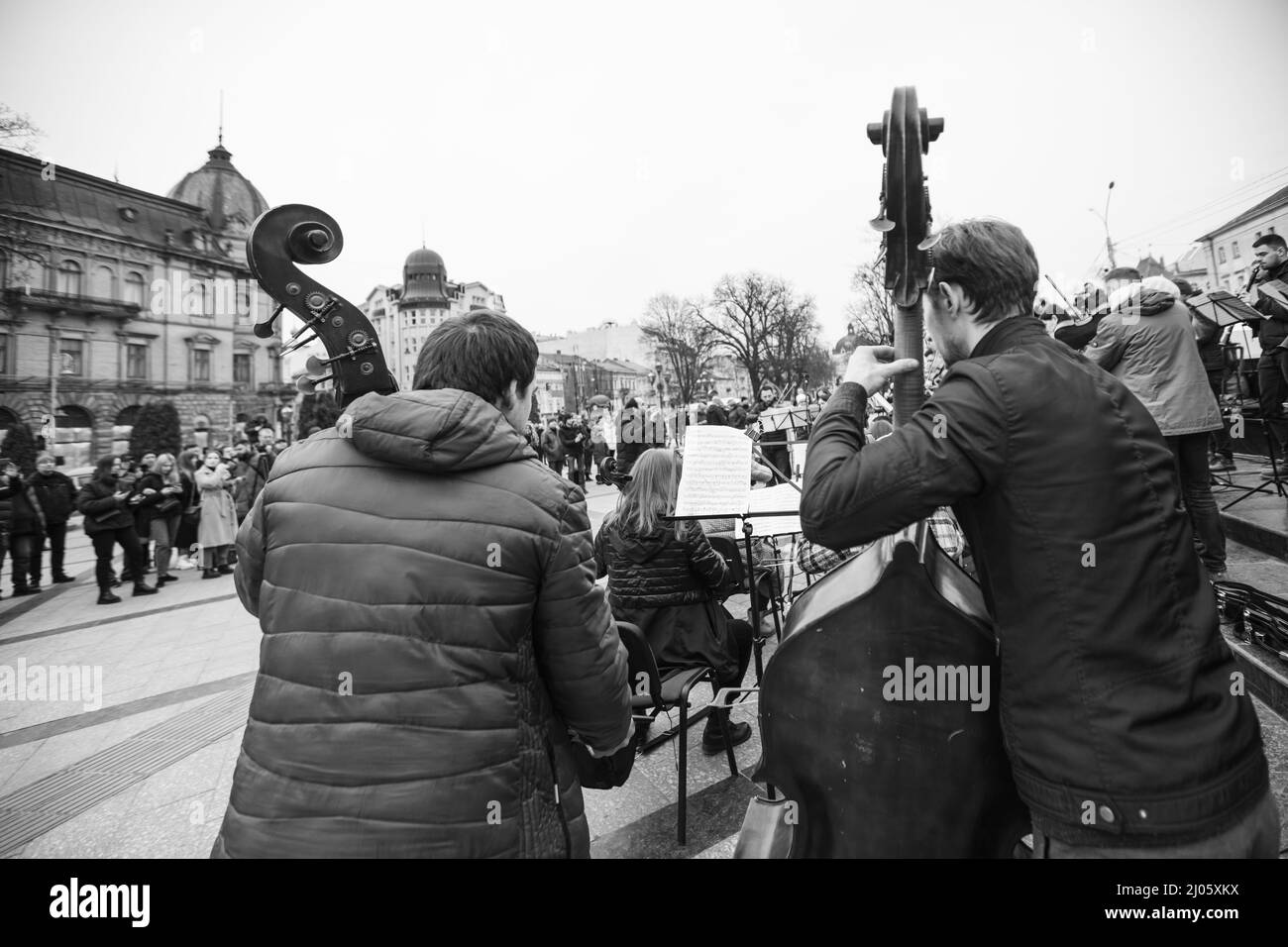 Lviv, Ukraine - 16 mars 2022 : L'Orchestre symphonique INSO-Lviv de la Société nationale de Philharmonie de Lviv s'est produit sur l'avenue Svobody à Lviv dans le cadre du Banque D'Images