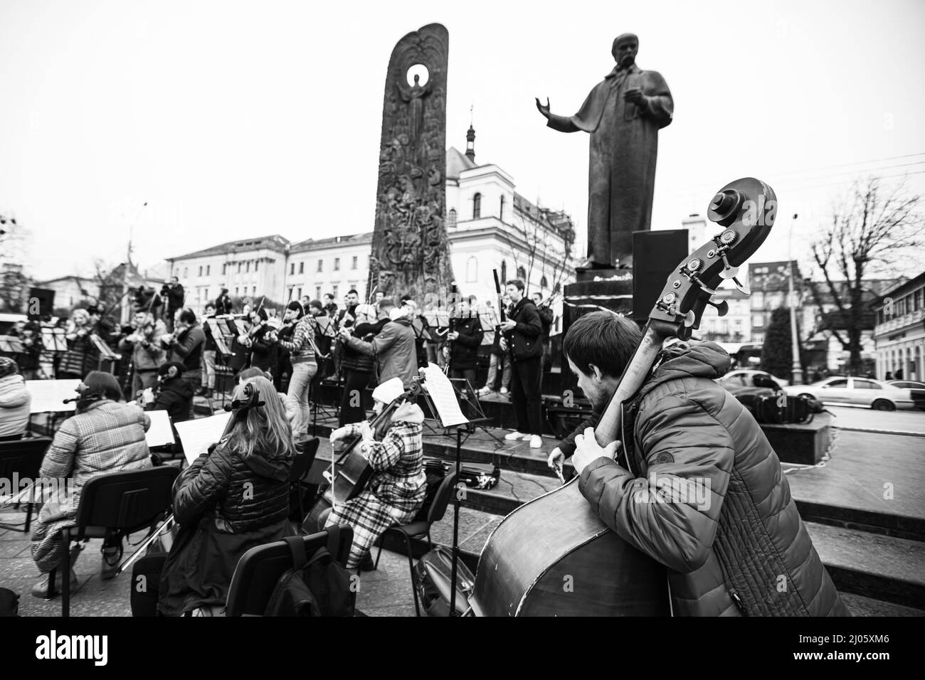 Lviv, Ukraine - 16 mars 2022 : L'Orchestre symphonique INSO-Lviv de la Société nationale de Philharmonie de Lviv s'est produit sur l'avenue Svobody à Lviv dans le cadre du Banque D'Images
