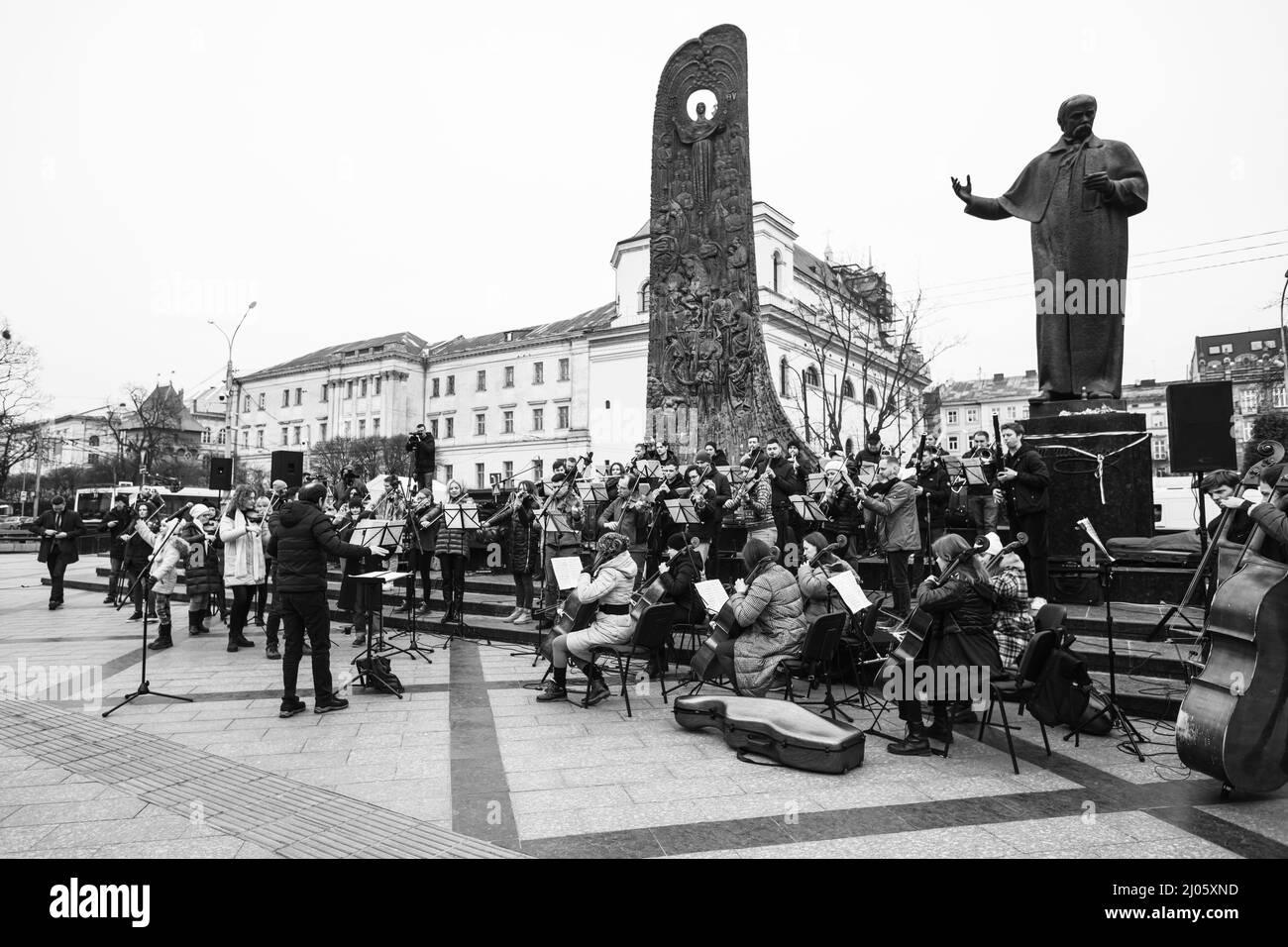 Lviv, Ukraine - 16 mars 2022 : L'Orchestre symphonique INSO-Lviv de la Société nationale de Philharmonie de Lviv s'est produit sur l'avenue Svobody à Lviv dans le cadre du Banque D'Images