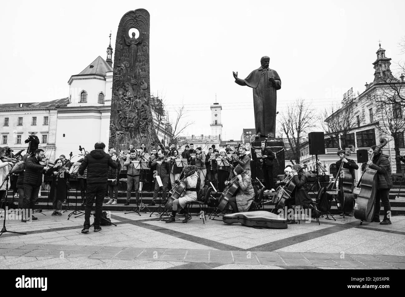 Lviv, Ukraine - 16 mars 2022 : L'Orchestre symphonique INSO-Lviv de la Société nationale de Philharmonie de Lviv s'est produit sur l'avenue Svobody à Lviv dans le cadre du Banque D'Images