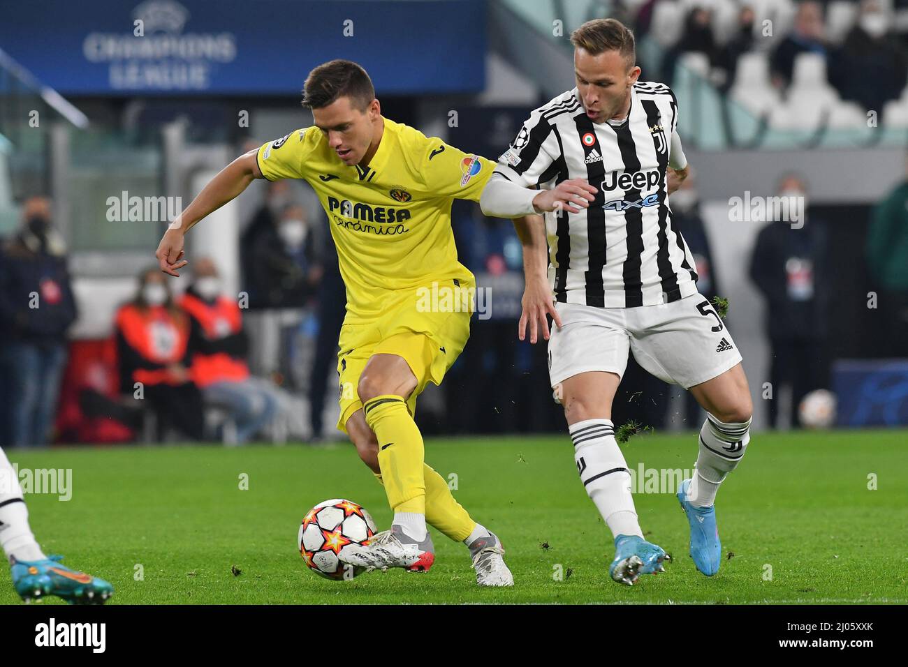 Giovani Lo Celso de Villareal CF lutte pour le ballon contre Arthur de Juventus FC lors de la Ligue des champions de l'UEFA 2021/22 Round of Sixteen second Leg match entre Juventus FC et Villareal CF au stade Allianz le 16 mars 2022 à Turin, Italie Banque D'Images