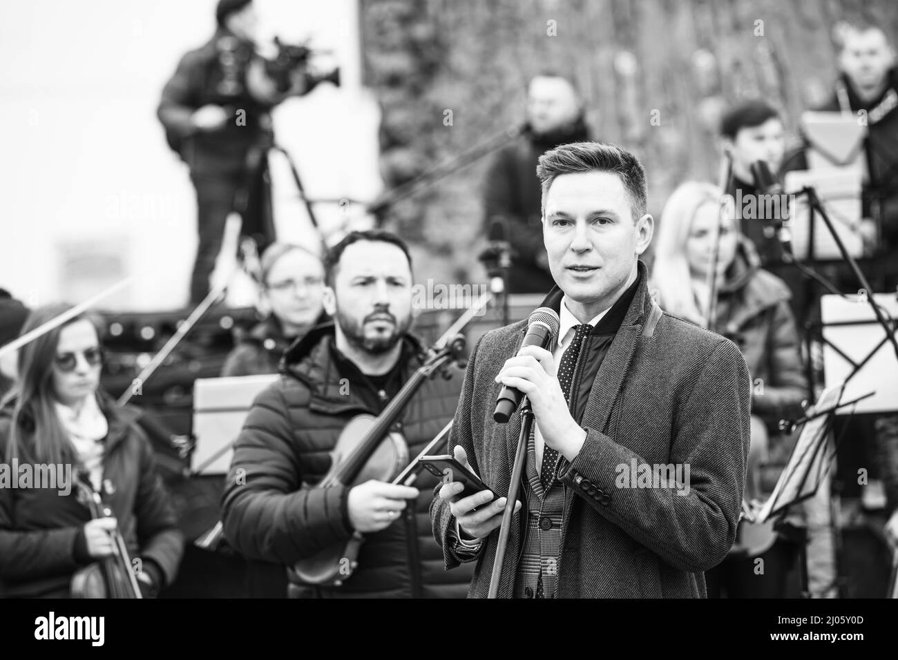 Lviv, Ukraine - 16 mars 2022 : L'Orchestre symphonique INSO-Lviv de la Société nationale de Philharmonie de Lviv s'est produit sur l'avenue Svobody à Lviv dans le cadre du Banque D'Images