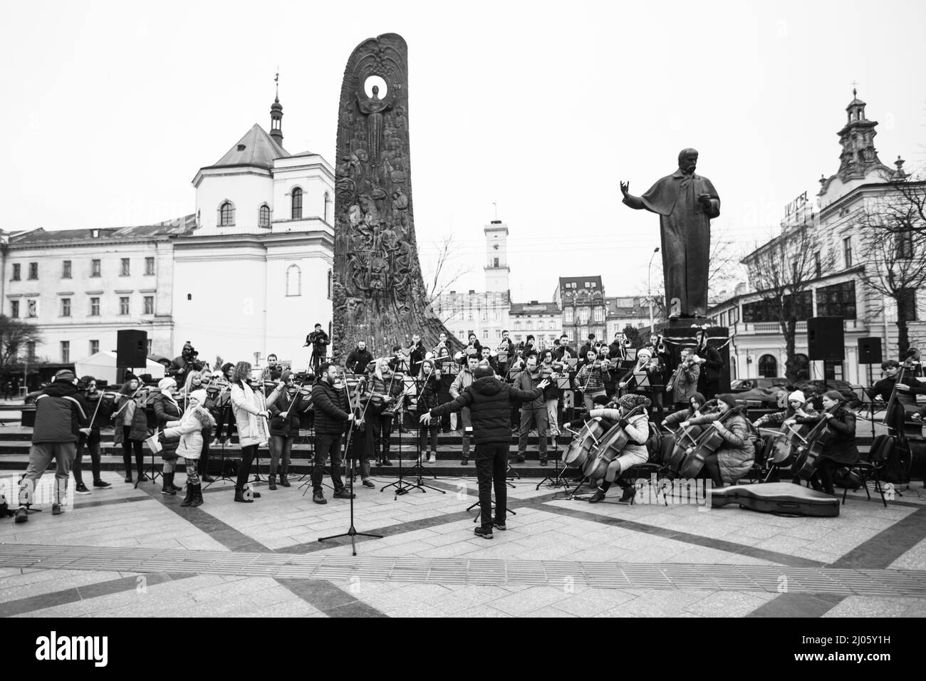 Lviv, Ukraine - 16 mars 2022 : L'Orchestre symphonique INSO-Lviv de la Société nationale de Philharmonie de Lviv s'est produit sur l'avenue Svobody à Lviv dans le cadre du Banque D'Images