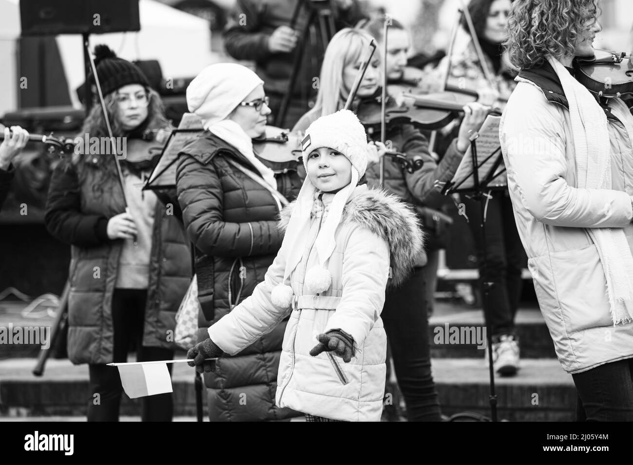 Lviv, Ukraine - 16 mars 2022 : L'Orchestre symphonique INSO-Lviv de la Société nationale de Philharmonie de Lviv s'est produit sur l'avenue Svobody à Lviv dans le cadre du Banque D'Images