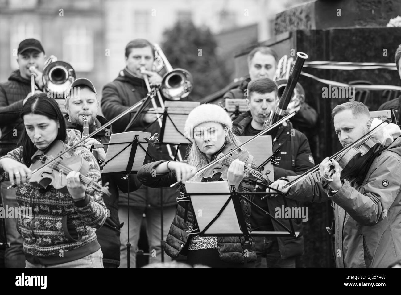 Lviv, Ukraine - 16 mars 2022 : L'Orchestre symphonique INSO-Lviv de la Société nationale de Philharmonie de Lviv s'est produit sur l'avenue Svobody à Lviv dans le cadre du Banque D'Images
