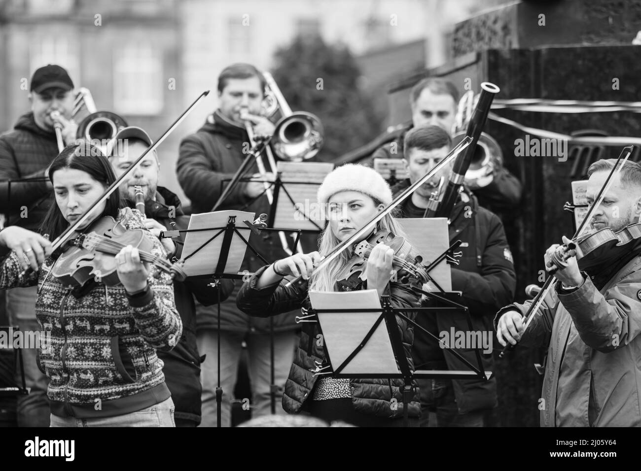 Lviv, Ukraine - 16 mars 2022 : L'Orchestre symphonique INSO-Lviv de la Société nationale de Philharmonie de Lviv s'est produit sur l'avenue Svobody à Lviv dans le cadre du Banque D'Images