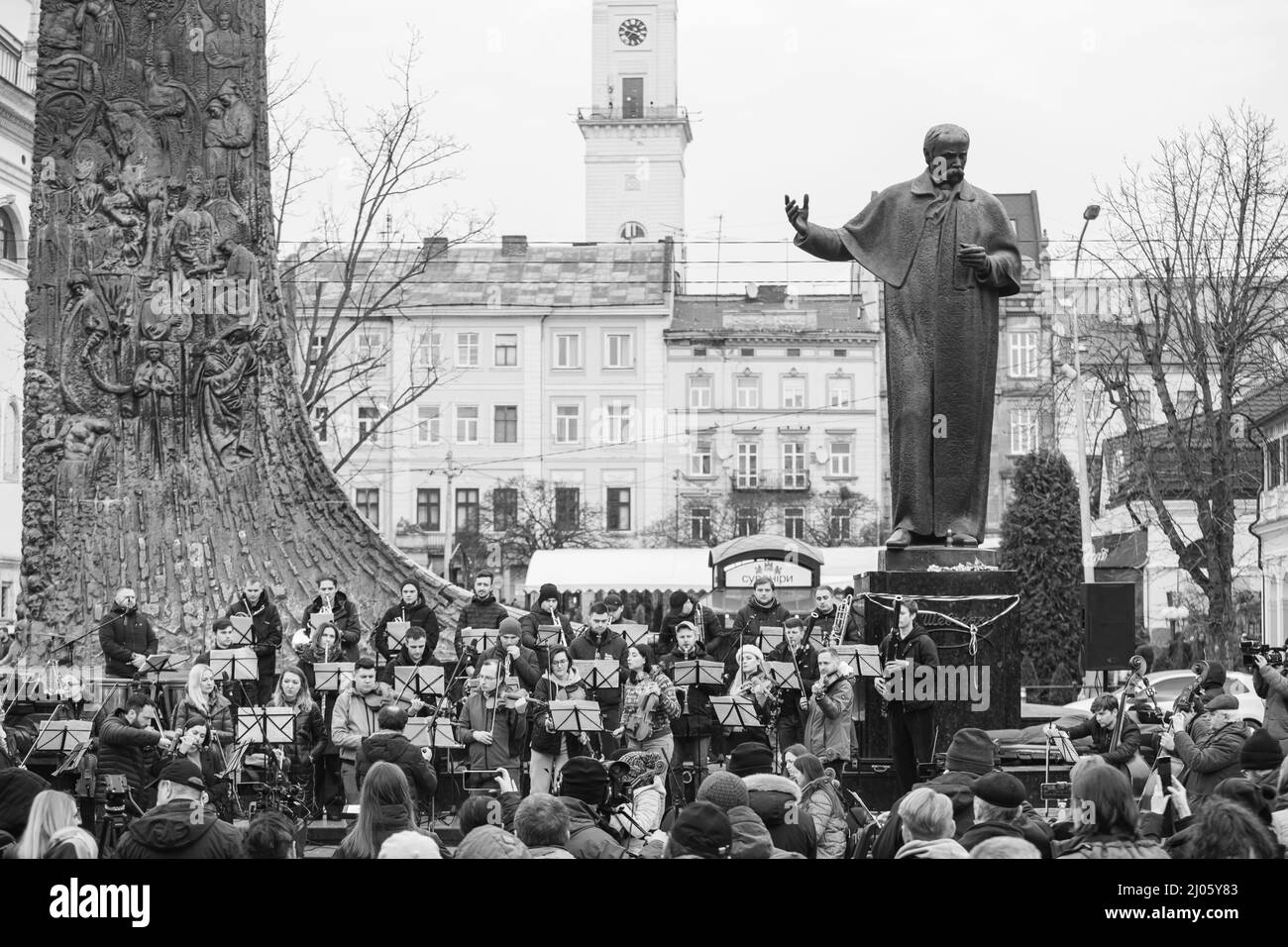 Lviv, Ukraine - 16 mars 2022 : L'Orchestre symphonique INSO-Lviv de la Société nationale de Philharmonie de Lviv s'est produit sur l'avenue Svobody à Lviv dans le cadre du Banque D'Images