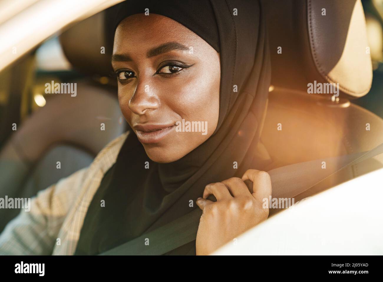 Hijab woman car Banque de photographies et d'images à haute résolution -  Page 3 - Alamy