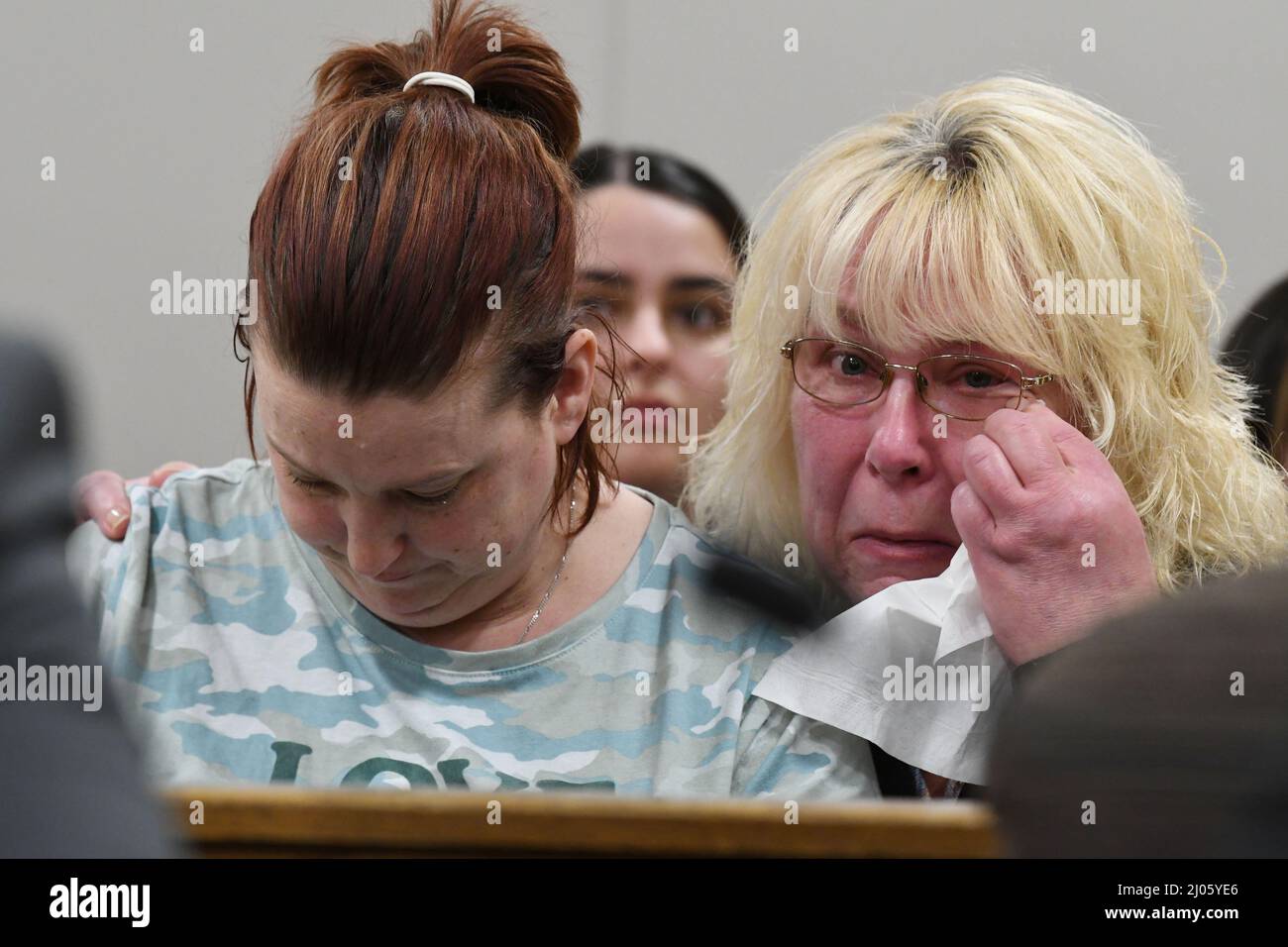 Racine, Wisconsin, États-Unis. 16th mars 2022. Peggy Lynn Johnson-SchroederÃs sœur SPRING LESLIN, à gauche, et tante, GINNY SCHROEDER, réagissent après que Linda LaRoche a été reconnue coupable sur les deux chefs d'accusation de meurtre Johnson-Schroeder, dans la cour de circuit du comté de racine, à racine, Wisconsin, le mercredi 16 mars 2022. Laroche, anciennement de l'Illinois et, avant son arrestation en 2019, en Floride, a été inculpée d'homicide intentionnel au premier degré et cachant un cadavre dans la chute de 1999 de Peggy Lynn Johnson-Schroeder qui était une Jane Doe non identifiée pendant 20 ans, jusqu'en novembre 2019 peu avant que LaRoche soit inculpée. Johnson-SC Banque D'Images